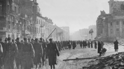 Warszawa, 01.1945. Defilada WP w wyzwolonej stolicy. Kolumna maszeruje przez plac Trzech Krzyży. Fot. PAP-CAF
