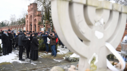 Łódź, 17.01.2019. Arcybiskup metropolita łódzki Grzegorz Ryś (C-P), naczelny rabin Polski Michael Schudrich (C) i rabin gminy wyznaniowej żydowskiej w Łodzi Dawid Szychowski (C-L), 17 bm. przed wspólną modlitwą na Cmentarzu Żydowskim w Łodzi, inaugurującą obchody XXII Ogólnopolskich Dni Judaizmu w Kościele Katolickim. Fot. PAP/G. Michałowski