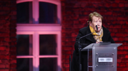 Była więźniarka obozu Elza Baker podczas uroczystości przed Bramą Śmierci byłego obozu Auschwitz II-Birkenau w Oświęcimiu. Fot. PAP/Ł. Gągulski