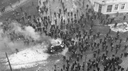 Szczecin, 1970-12-17. Grudzień 1970 - bunt robotniczy w Polsce. Bezpośrednią przyczyną strajków i demonstracji była wprowadzona 12 grudnia drastyczna podwyżka cen żywności. Doszło do zamieszek ulicznych i starć z Milicją Obywatelską (MO). Nz. płonący gazik milicyjny otoczony tłumem demonstrantów na ulicy Dubois. Fot. PAP/A. Witusz