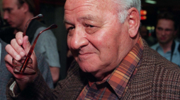 15.05.1997, Warszawa. Do Polski przyleciał Gustaw Herling-Grudziński. W Lublinie znakomity pisarz odbierze m.in. przyznany mu, przez Uniwersytet Marii Curie - Skłodowskiej, tytuł Doktora Honoris Causa. N/z pisarz tuż po przylocie na warszawskie lotnisko Okęcie. Fot. PAP/CAF/ J. Mazur 