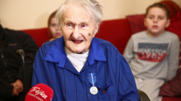 Kraków, 22.01.2020. Odznaczona przyznawanym przez prezydenta RP medalem Stulecia Odzyskanej Niepodległości pani Maria Nowak (C), 22 bm. w Krakowie. Fot. PAP/Ł. Gągulski