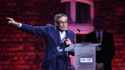 Były więzień obozu Marian Turski podczas uroczystości przed Bramą Śmierci byłego obozu Auschwitz II-Birkenau w Oświęcimiu. Fot. PAP/Ł. Gągulski