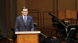  Premier Mateusz Morawiecki (C) podczas wizyty w Instytucie Pileckiego w Berlinie. Po lewej Kierownik berlińskiego Oddziału IP Hanna Radziejowska. Fot. PAP/P. Nowak