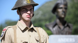 Monte Cassino, Włochy, 17.05.2019. Polska delegacja złożyła kwiaty pod pomnikiem gen. Władysława Andersa. Fot. PAP/L. Szymański