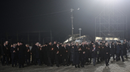 rezydent RP Andrzej Duda (C) z małżonką Agatą Kornhauser-Dudą (C-L) oraz były więzień Marian Turski (P) podczas uroczystości zapalenia zniczy przed Międzynarodowym Pomnikiem Ofiar Obozu na terenie byłego obozu w Oświęcimiu. Fot. PAP/Ł. Gągulski