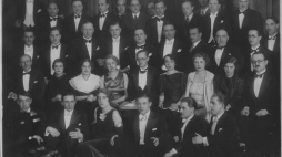 1935 r. Rozgłośnia Polskiego Radia we Lwowie. Autorzy i wykonawcy „Wesołej Lwowskiej Fali” – fotografia grupowa. Siedzą na 1. planie od prawej: Z. Lipczyński, W. Seidler, T. Jasłowski, I. Lipczyńska, S. Zych, J. Romanowski. Stoją w 3. rzędzie od prawej: A. Schultz, T. Akrzyński, S. Czerny, H. Vogelfanger, W. Budzyński, K. Wajda, I. Dąb, Cz. Halski, NN. Widoczni także m.in.: B. Sadowski, J. Petry, Ada Arct-Jampolska, J. Tepa, M. Monderer, A. Fleischer, T. Seredyński. Źródło: NAC