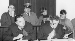 Warszawa, 1983-02. Proces organizatorów Radia Solidarność w Sądzie Warszawskiego Okręgu Wojskowego. Nz. na ławie oskarżonych: Zbigniew Romaszewski (L), Zofia Romaszewska (3L) Danuta Jadczak (P). Obrońcy: mec. Jan Olszewski (L) i mec. Jacek Taylor (P). Fot. PAP/G. Roginski