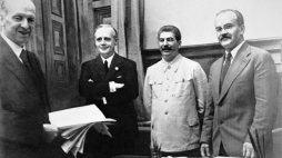 23 08 1939. Moskwa. Od lewej: szef działu prawnego niemieckiego MSZ Friedrich Gauss, niemiecki minister spraw zagranicznych Joachim von Ribbentrop, Józef Stalin oraz minister spraw zagranicznych ZSRS Wiaczesław Mołotow. Źródło: Wikipedia Commons