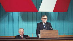 Warszawa 27.01.1990. Ostatni, XI Zjazd Polskiej Zjednoczonej Partii Robotniczej (PZPR) w Sali Kongresowej Pałacu Kultury i Nauki. Nz. wystąpienie przewodniczącego zjazdu, sekretarza Komitetu Centralnego PZPR Leszka Millera. Z lewej I sekretarz Komitetu Centralnego PZPR Mieczysław Rakowski. Fot. PAP/G. Rogińsk