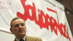 Warszawa, 2007-04-15. Senator Zbigniew Romaszewski podczas konferencji prasowej na zakończenie jubileuszowej konferencji „XXV-lecie podziemnego radia Solidarność”. Fot. PAP/B. Zborowski