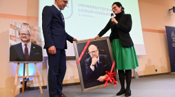 Dyrektor Uniwersyteckiego Liceum Ogólnokształcącego Waldemar Kotowski oraz prezydent Gdańska Aleksandra Dulkiewicz podczas uroczystości nadania placówce imienia Pawła Adamowicza. Fot. PAP/J. Dzban