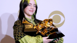 Billie Eilish z nagrodą Grammy. Fot. PAP/EPA