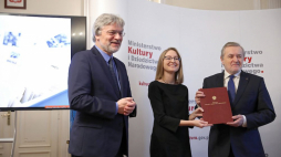 Wicepremier, minister kultury i dziedzictwa narodowego Piotr Gliński (P), prezes fundacji ośrodka KARTA Zbigniew Gluza oraz p.o. dyrektora CAS Katarzyna Ziental podczas uroczystości podpisania umowy ws. Centrum Archiwistyki Społecznej. Fot. PAP/L. Szymański
