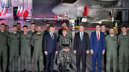 Prezydent RP Andrzej Duda (6P), premier Mateusz Morawiecki (5P), minister obrony narodowej Mariusz Błaszczak (9L) oraz ambasador USA w Polsce Georgette Mosbacher (C) podczas uroczystości podpisania umowy na zakup 32 wielozadaniowych samolotów F-35 dla Sił Powietrznych RP. Fot. PAP/W. Jargiło