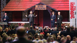 Prezydent Andrzej Duda (2L), premier Mateusz Morawiecki (2P), przewodniczący zarządu Regionu Śląsko-Dąbrowskiego NSZZ „Solidarność” Dominik Kolorz (P) biorą udział w Karczmie Piwnej Zarządu Regionu Śląsko-Dąbrowskiego NSZZ „Solidarność” w Katowicach. Fot. PAP/A. Grygiel
