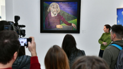 Prezentacja pozyskanego do zbiorów Muzeum Sztuki Współczesnej we Wrocławiu obrazu Wojciecha Fangora „Einstein” w Pawilonie Czterech Kopuł. Fot. PAP/M. Kulczyński