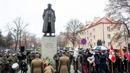 Uroczystość złożenia kwiatów przed pomnikiem gen. Józefa Hallera w Toruniu w ramach inauguracji wojewódzkich obchodów 100. rocznicy powrotu Pomorza i Kujaw do wolnej Polski. Fot. PAP/T. Żmijewski