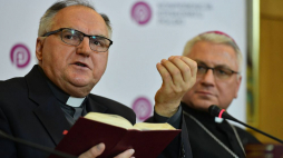 Ks. prof. dr hab. Henryk Witczyk (L) podczas konferencji prasowej nt. Niedzieli Słowa Bożego. Warszawa, 21.01.2020. Fot. PAP/P. Nowak