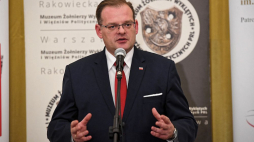 Szef Urzędu ds. Kombatantów i Osób Represjonowanych Jan Józef Kasprzyk podczas uroczystości wręczenia osobom zasłużonym w działalności niepodległościowej medali „Pro Bono Poloniae” i „Pro Patria” oraz krzyży „Zasłużony dla KPN” w ramach obchodów 152. rocznicy urodzin marszałka Józefa Piłsudskiego. Warszawa, 05.12.2019. Fot. PAP/R. Pietruszka