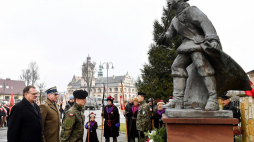 Szef Urzędu ds. Kombatantów i Osób Represjonowanych Jan Józef Kasprzyk (L) podczas uroczystości przy pomniku gen. Mariana Langiewicza w Wąchocku z okazji obchodów 157. rocznicy wybuchu Powstania Styczniowego. Fot. PAP/P. Polak
