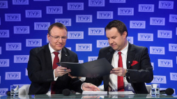 Prezes TVP Jacek Kurski (L) oraz prezydent Opola Arkadiusz Wiśniewski podczas konferencji prasowej nt. podpisania porozumienia dot. organizacji 57. Krajowego Festiwalu Polskiej Piosenki. Fot. PAP/R. Pietruszka