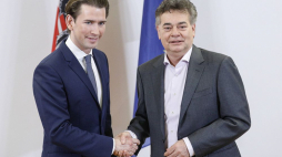 Szef Austriackiej Partii Ludowej, desygnowany na kanclerza, Sebastian Kurz oraz lider Zielonych Werner Kogler po zakończeniu negocjacji ws. koalicji rządowej. 01.01.2020. Fot. PAP/EPA