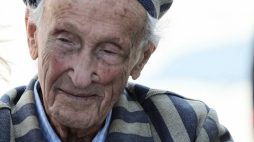 Warszawa, 01.09.2019. Były więzień nazistowskich niemieckich obozów koncentracyjnych w Płaszowie i Mauthausen Edward Mosberg, podczas uroczystości na Placu Piłsudskiego. Fot. PAP/L. Szymański