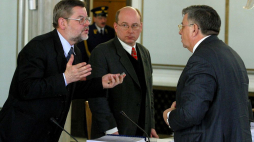 Lew Rywin (P) w rozmowie z członkami sejmowej komisji śledczej Tomaszem Nałęczem (L) i Janem Marią Rokita. 22.02.2003. Fot. PAP/T. Gzell