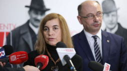 Współredaktor książki Aleksandra Namysło oraz wiceprezes IPN Mateusz Szpytma podczas konferencji prasowej dot. najnowszej publikacji IPN pt. „Represje za pomoc Żydom na okupowanych ziemiach polskich w czasie II wojny światowej”. Fot. PAP/L. Szymański