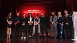 Warszawa, 14.01.2020. Kompozytor, wokalista Błażej Król, pisarka Dominika Słowik, aktor Bartosz Bielenia, autor gier Dawid Ciślak, reżyserka Weronika Szczawińska, fotografka Weronika Gęsicka, laureatka literackiej Nagrody Nobla Olga Tokarczuk oraz prowadząca Grażyna Torbicka podczas uroczystej gali wręczenia Paszportów Polityki - nagród dla najlepiej zapowiadających się młodych twórców polskiej kultury. Fot. PAP/M. Marek