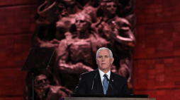 Wiceprezydent USA Mike Pence podczas V Światowego Forum Holokaustu. Fot. PAP/EPA