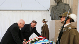 Oświęcim, 27.01.2020. Prezydent RP Andrzej Duda oraz prezydent Izraela Reuwen Riwlin składają kwiaty przed pomnikiem rotmistrza Witolda Pileckiego na terenie Małopolskiej Uczelni Państwowej im. rtm. Witolda Pileckiego w Oświęcimiu. Fot. PAP/A. Grygiel