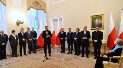 Warszawa, 24.01.2020. Prezydent Andrzej Duda, szef Gabinetu Prezydenta Krzysztof Szczerski i zastępca szefa Gabinetu Prezydenta Paweł Mucha, sekretarze stanu w Kancelarii Prezydenta Wojciech Kolarski i Andrzej Dera oraz wiceminister kultury i dziedzictwa narodowego Jarosław Sellin podczas uroczystości nadania Orderu Orła Białego Zofii Posmysz-Piaseckiej. Fot. PAP/P. Nowak