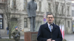 Premier Mateusz Morawiecki przemawia przed pomnikiem Leona Barciszewskiego na Wełnianym Rynku w Bydgoszczy. Fot. PAP/T. Żmijewski