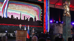 W. Putin podczas uroczystości odsłonięcia pomnika ku czci ofiar blokady Leningradu. Fot. PAP/EPA