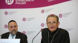 Naczelny rabin Polski Michael Schudrich (L) i przewodniczący Komitetu KEP ds. Dialogu z Judaizmem bp Rafał Markowski podczas konferencji prasowej z okazji XXIII Dnia Judaizmu w Kościele katolickim w Polsce. Fot. PAP/L. Szymański