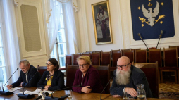 Przedstawiciele kapituły konkursu, językoznawcy: prof. Jerzy Bralczyk (P), dr Katarzyna Kłosińska (2P), dr hab. Magdalena Derwojedowa (2L) oraz dr hab. Marek Łaziński (L) podczas briefingu, na którym zaprezentowano wyniki internetowego głosowania na Słowo Roku 2019. Warszawa, 03.01.2020. Fot. PAP/M. Obara
