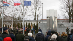 Uroczystości przed pomnikiem przy Muzeum Martyrologii w Słońsku podczas obchodów 75. rocznicy zagłady więźniów niemieckiego obozu Sonnenburg. Fot. PAP/L. Muszyński