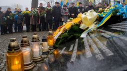 Marsz upamiętniający Tragedię Górnośląską przed bramą byłego obozu Zgoda w Świętochłowicach. 27.01.2018. Fot. PAP/Andrzej Grygiel