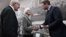 Prezydent Warszawy Rafał Trzaskowski (P), wiceprezes Środowiska Żołnierzy Pułku Armii Krajowej Baszta i innych mokotowskich Oddziałów Powstańczych Tadeusz Kostarski (L) oraz sanitariuszka w pułku „Baszta” Lucyna Nahorska (C) podczas uroczystości wręczenia prezydentowi odznaki honorowej pułku AK Baszta „Amicitiae Fidelium”. Fot. PAP/M. Marek