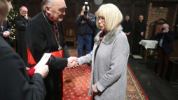 Warszawa, 06.01.2020. Metropolita warszawski kard. Kazimierz Nycz (C-L) oraz odbierająca wyróżnienie Maria Lubryczyńska (C-P) podczas uroczystości wręczenia medali "Za zasługi dla Archidiecezji Warszawskiej", 6 bm. w archikatedrze św. Jana Chrzciciela w Warszawie. Fot. PAP/T. Gzell