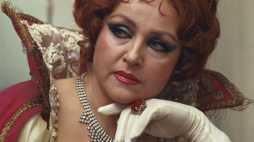 Warszawa 11.12.1976. Teatr Wielki. Nz. śpiewaczka Teresa Żylis-Gara po przedstawieniu operowym pt. Tosca Giacoma Pucciniego. Fot. PAP/W. Ochnio