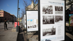 Wystawa „Polskie drogi do Bałtyku 1918–1920. W 100. rocznicę zaślubin Polski z morzem” przed siedzibą Stowarzyszenia „Wspólnota Polska” w Warszawie. 07.02.2020. Fot. PAP/L. Szymański