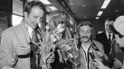 Himalaiści Leszek Cichy (L) i Krzysztof Wielicki (2L) udzielają wywiadu na lotnisku Okęcie. Warszawa, 16.03.1980. Fot. PAP/CAF/T. Zagoździński