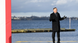 Prezydent RP Andrzej Duda przemawia na terenie Portu Rybackiego w Pucku, podczas głównych obchodów 100. Rocznicy Zaślubin Polski z morzem i powrotu Pomorza do Macierzy. Fot. PAP/A. Warżawa