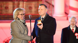 Prezydent RP Andrzej Duda oraz starosta Wejherowa Gabriela Lisius podczas przekazania prezydentowi pamiątkowego pierścienia w Wejherowie. Fot. PAP/A. Warżawa