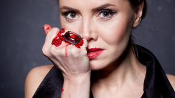 Katarzyna Zawiślak-Dolny w roli tytułowej w „Balladynie” w Teatrze im. Juliusza Słowackiego w Krakowie. Źródło: Teatrwkrakowie.pl/B. Barczyk 