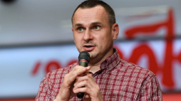 Gdańsk, 25.10.2019. Ukraiński reżyser, pisarz i aktywista społeczny, były więzień polityczny Oleg Sencow podczas uroczystości w ECS w Gdańsku, na której odebrał nagrodę prezydenta miasta Gdańska "Neptun". Wyróżnienie to miało być mu wręczone w sierpniu br., w czasie festiwalu Solidarity of Arts, którego symbolicznym bohaterem był przebywający wówczas w rosyjskim więzieniu ukraiński reżyser. Fot. PAP/M. Gadomski