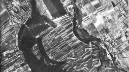 Warszawa, 18 09 1944. Amerykańskie samoloty Boeing B-17 przelatują nad miastem, dokonując zrzutów dla walczącej stolicy. Źródło: Wikipedia Commons/eng